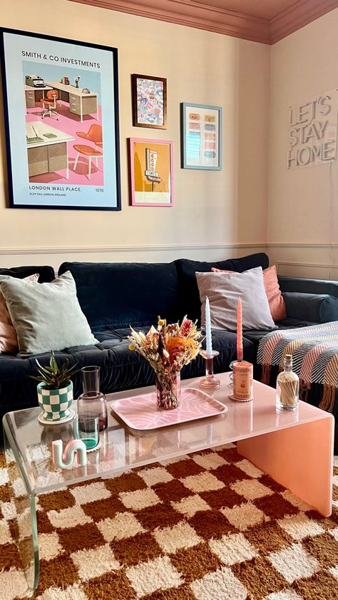 Checkered Rug Room Aesthetic, Checkered Living Room Decor, Pink Checkered Rug Living Room, Apartment Living Room Aesthetic Cozy, Living Room Checkered Rug, Checkerboard Rug Living Room, Blue Velvet Sofa Living Room Ideas, Checkered Home Decor, Maximalist Coffee Table