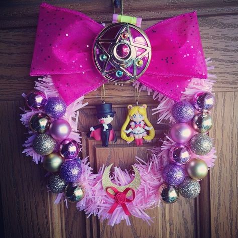 My Super Sailor Moon wreath w/ pink and gold ornaments, Moon's locket and a little Tuxedo Mask and Sailor Moon!! A Kawaii Christmas 💖🎄 #sailormoon #supersailormoon #prettyguardiansailormoon... Anime Wreath, Anime Christmas Decorations, Tuxedo Mask And Sailor Moon, Pink And Gold Ornaments, Moon Party Ideas, Sailor Moon Party, Sailor Moon Birthday, Nerd Christmas, Nerdy Christmas