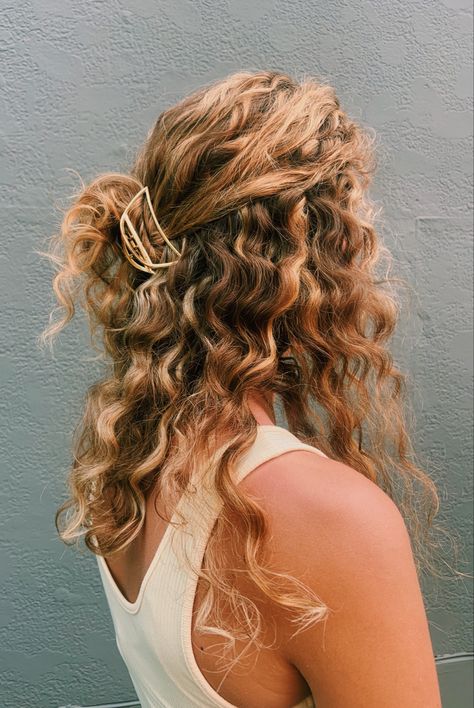 Blonde Curly Hair Styles Naturally, Blond Dyed Curly Hair, Dyed Curly Blonde Hair, Curly Hair Strawberry Blonde Highlights, Strawberry Blonde Hair Curly Natural, Blond Curly Hair Aesthetic, Strawberry Blonde Curly Hair Highlights, Strawberry Blonde Balayage Curly Hair, Hoco Hair Curly