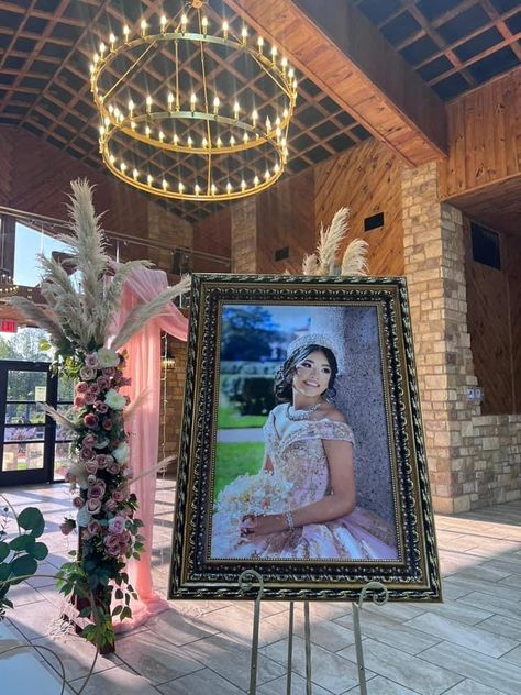 Quinceñera Decoration Ideas Purple, Background For Quinceanera, House Quinceanera Party, Quinceanera Guest Gift Ideas, Quince Entrance Picture, Photo Wall For Quince, Quince Party Decorations, Queincearra Ideas, Quince Salon Decorations