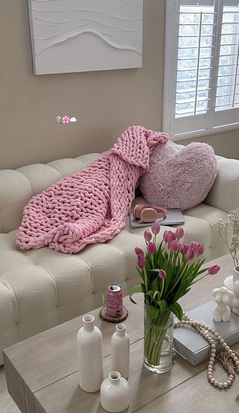 Coquette Living Room Aesthetic, Clean Girl Living Room, Girly Apartment Decor Living Room, Pink Aesthetic Apartment, Pink House Aesthetic, Pink Apartment Aesthetic, Girl Apartment Aesthetic, Coquette Apartment, Girly Apartment Aesthetic