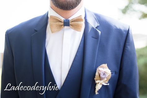 Mariage en Bleu avec Noeud Papillon en Toile de Jute avec tissu bleu marine #marié #bleu #accessoires #mariage Groom Suit, Wedding Inspiration