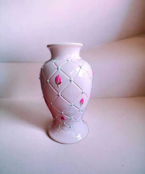 Introducing the VINTAGE inspired Pink ceramic Vase, perfect for floral arrangements, featuring intricate geometric patterns that add timeless elegance to any space. Elevate your decor with this elegant ceramic vase, a charming centerpiece that captures both style and sophistication effortlessly. 𝐃𝐄𝐓𝐀𝐈𝐋𝐒" 🛋️ Overall Dimensions:  8.5" Tall  x 6" ( at largest part) 🛋️ Good Condition, no breaks, tears, or repairs 🛋️ Perfect for Shabby Chic, Cottage Decor, Country/Farmhouse 𝐒𝐇𝐈𝐏𝐏𝐈𝐍𝐆 Vase Decorations Ideas, Flower Ceramic Vase, Coil Vase Ceramics, Ceramic Vase Ideas, Cute Ceramic Vase, Romantic Apartment, Chic Cottage Decor, Ceramic Centerpiece, Clay Vases