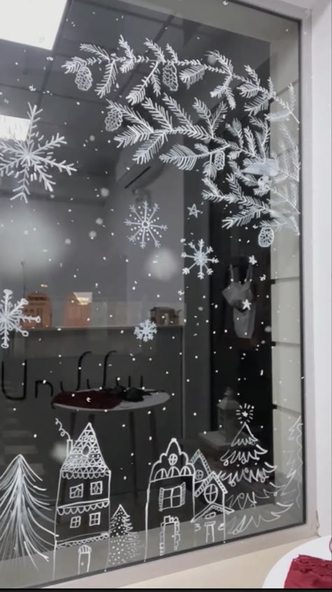 Liquid Chalk Christmas Windows, White Chalk Pen Christmas Window, Festive Window Painting, Posca Pen Christmas Window, Liquid Chalk Markers Christmas Window, Easy Snow Spray Window Ideas, Snowflake Window Painting, Window Christmas Drawing, Xmas Window Display Ideas