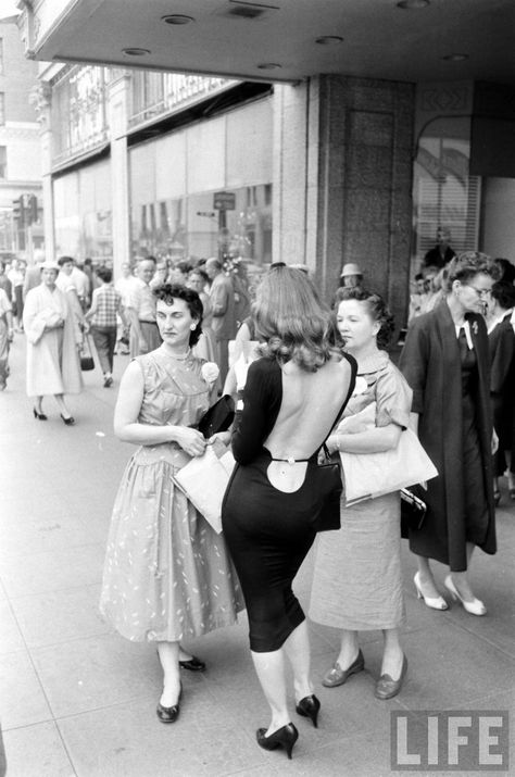 Vikki Dougan, 1950s Woman, 1950s Fashion Women, 1950s Women, Curve Hugging Dress, Rare Historical Photos, Veronica Lake, Black Backless Dress, Lauren Hutton