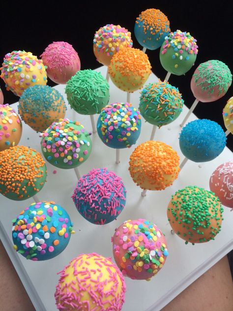 Cake Pops Rainbow Birthday, Colorful Cake Pops, Simple Cake Pops Designs, Cakepops Ideas Decoration, Cake Pops Homemade, Cake Pops Rainbow, Recipes Cake Pops, Chocolate Cake Pops Recipe, Cake Pop Displays