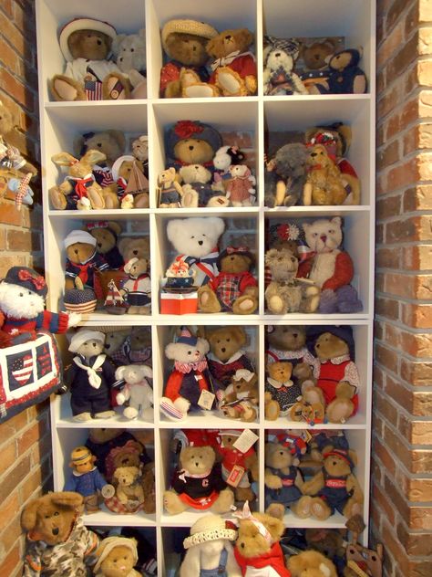 Family Room wall of bears Teddy Bear Collection Display, How To Display Teddy Bears, Boyds Bears Display, Teddy Bear Display Ideas, Teddy Bear Storage Ideas, Stuffed Animal Display Ideas, Teddy Bear Display, Stuffed Animal Display, Teddy Bear Room