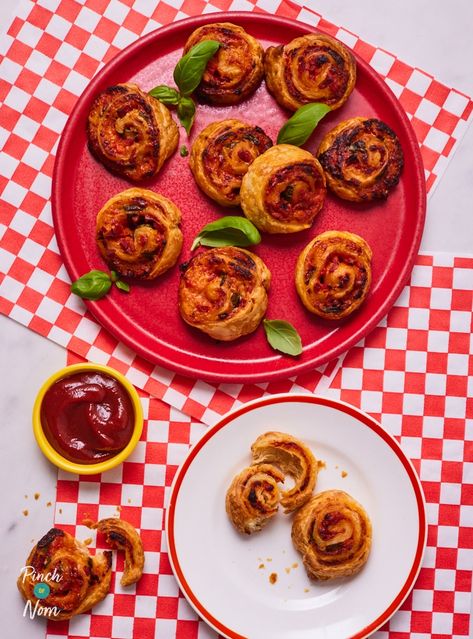 Pizza Swirls - Pinch Of Nom Puff Pastry Swirls, Pizza Swirls, Pastry Swirls, Lunch Stuff, Caramelised Onion Chutney, Christmas Dinner Plates, Gluten Free Pastry, Pinch Of Nom, Shopping Food