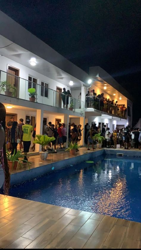 beachouse Pool Party Asthetics, Big House Party Aesthetic, Beach House Party Aesthetic, Mansion Party Aesthetic, Pool Party Black People, Party House Aesthetic, Pool Party At Night, Mansion Pool Party, House Party Snaps