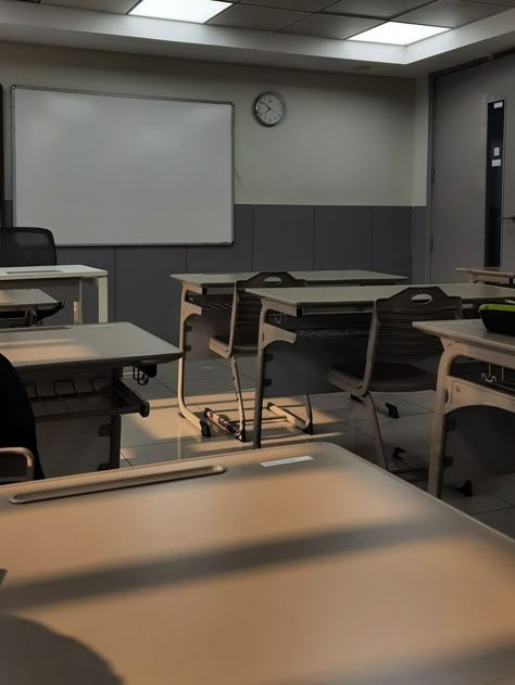 Modern Classroom Design, School Aesthetic Classroom, Aesthetic Wattpad, Story Wattpad, Wattpad Aesthetic, College Classroom, Classroom Interior, Motivation Study, Futurisme Retro