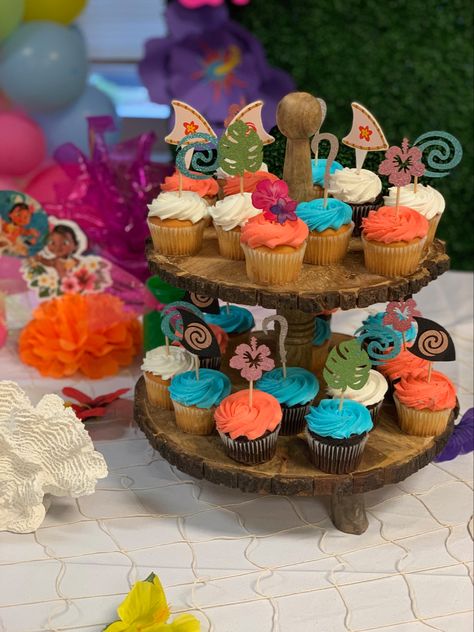 Moana Birthday Cupcakes, Moana Cupcake Ideas, Moana Theme Treats, Light Blue Cupcakes, Moana Dessert Table, Moana Theme Cookies, Moana Cupcakes, Moana Souvenirs Ideas, Moana Coconut Cups