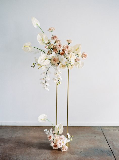 The Modern Bride — FALL FOR FLORALS Harlow Stand Arrangements, Floral Arrangement On Pedestal, Wedding Flowers On Stand, Ceremony Pedestal Flowers, Tall Centerpieces Wedding, Floral Wedding Centerpieces, Floral Pedestal, Tall Flower Arrangements, Floral Stand