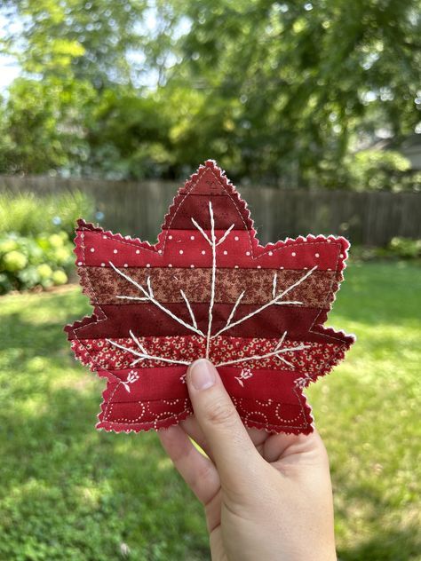 Capture the beauty of autumn leaves using scraps of fabric and simple sewing! Fabric Leaves Sewing, Fabric Leaf Pattern, Diy Fall Sewing Projects, Thanksgiving Sewing Crafts, Autumn Sewing Projects, Fall Fabric Crafts, Leaf Quilts, Leaf Sewing, Fall Leaf Decor