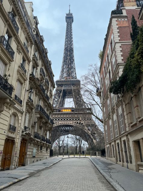 Foto de la torre eiffel desde la calle Rue de I’université Paris In Autumn, London Summer, Figure It Out, London, Paris, Collage, Pins