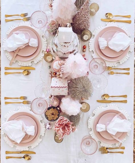 20+ Gorgeous Christmas Table Setting Ideas For An Unforgettable Holiday Pink Christmas Table Setting, Pink Christmas Table, Pink Wonderland, Rose Gold Christmas Decorations, Wonderland Christmas, Silver Christmas Decorations, Christmas Table Setting, Dinner Christmas, Rose Gold Christmas