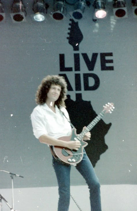 Brian May @ Live Aid '85 Queen Live Aid, Queen Live, Queen Brian May, Live Aid, Queens Wallpaper, Best Guitarist, Queen Aesthetic, Queen Photos, Roger Taylor