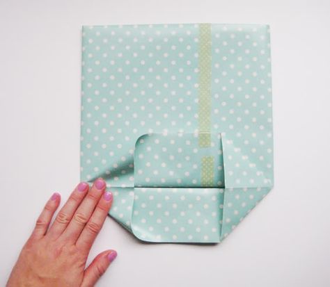 how to make a gift bag out of any paper Homemade Gift Bags, How To Make A Gift Bag, Stampin Up Weihnachten, Backpack Tutorial, Gift Bags Diy, Paper Origami, Cool Ideas, Paper Gift Bags, Paper Folding