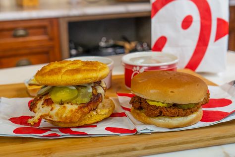 Lego Sandwich, Chick Fil A Sandwich Recipe, Keto Chick Fil A, Keto Chicken Sandwich, Chik Fil A Chicken, Chick Fil A Sandwich, Keto Restaurant, Keto High Protein, Keto Meat