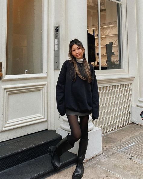 Yuyan (@itsyuyann) • Instagram photos and videos Outfits With Chunky Boots, Skirt Outfits Fall, Estilo Indie, Skandinavian Fashion, Chique Outfits, Cold Outfits, Looks Street Style, Rabbit Hole, Mode Inspo