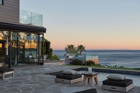 House In Malibu, House Near The Sea, Houses By The Beach, Malibu House, Malibu Homes, Malibu Beach House, Malibu Home, Beachfront House, Seaside House