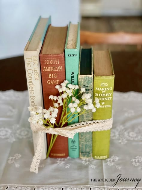 Hard back vintage books are beautiful and full of charcter. I'm sharing 3 ways to decorate with vintage books today! Book Centrepiece Wedding, Book Swap Party, Vintage Book Centerpiece, Vintage Floral Decor, Wedding Luncheon, Book Centerpieces, Book Themed Party, Book Swap, Swap Party