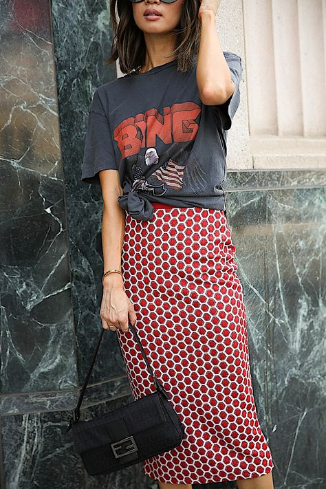 Skirts With Graphic Tees Outfit, Red Graphic Tee Outfit, Kristin Juszczyk, Graphic Tee Styling, Styling A Graphic Tee, Graphic Tees Outfit, Tee Styling, Kate Moss Street Style, Tee Outfits