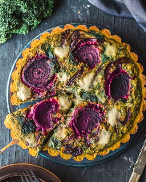 Vegan quiche with a pumpkin crust | Rainbow Nourishments Pumpkin Quiche, Quiche Vegan, Vegan Quiche, Christmas Breakfast Recipe, Spinach Quiche, Vegan Pie, Vegan Pumpkin, Quiche Recipes, Vegan Cheese