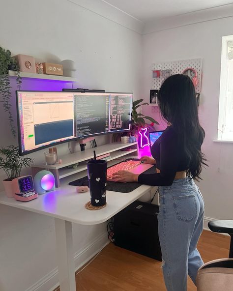 Clean Desk Setup Aesthetic, Workstation Office Workspace, Women In Tech Aesthetic, Tech Girl Aesthetic, Code Motivation, Programming Aesthetic, Computer Scientist, Learn Computer Science, Tech Girl