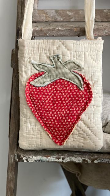 Homemade Trinkets, Sewing Projects With Quilting Cotton, Easy Things To Sew With Scraps, Spare Fabric Ideas, Patchwork Christmas Sweatshirt, Sewn Home Decor, Simple Sewing Projects For Beginners Clothing, Upcycled Vintage Quilts, Accessories Sewing