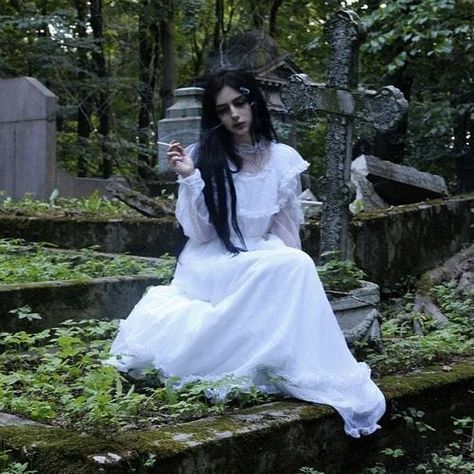 Pale Grunge, White Goth, Goth Subculture, Doll Aesthetic, Romantic Goth, Victorian Goth, Gothic Aesthetic, Dress Aesthetic, Goth Aesthetic