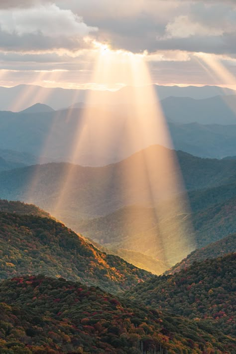 Rays over the Appalachian mountains in early fall. Appalachian Trail Photography, Aesthetic Pictures Mountains, Appalachian Mountains Aesthetic, Mint Refresher, Autumn Court, Mountains Aesthetic, Zepeto Background, Brown House, Pretty Nature