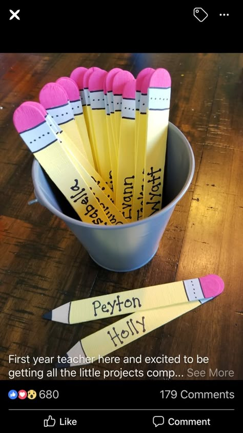 Pencil Painted Popsicle Name Sticks Essentials Clothing, Elementary Classroom Decor, Classroom Organisation, New Classroom, Classroom Setup, Classroom Setting, Classroom Inspiration, Preschool Classroom, School Essentials