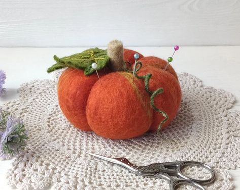 Wool felted pin cushion on a wood peg | Etsy Pumpkin Felt, Décoration Table Halloween, Felt Pincushions, Needle Cushion, Decor For Halloween, Felt Handmade, Black Cushion, Apple Gifts, Large Pumpkin