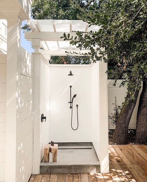 Outdoor Shower Inspiration, Outdoor Bathroom Design, Pool Bathroom, Pool Shower, Casa Vintage, Outdoor Bathrooms, Affirmation Cards, Outdoor Shower, Hotel Spa