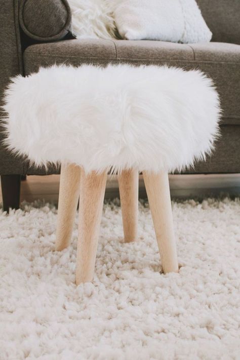 DIY Faux Fur Foot Stool - make your own modern fluffy foot stool Fluffy Stool Faux Fur, Diy Fluffy Chair, Foot Stools Diy, Foot Stool Ideas, Glam Home Decor Ideas, Fluffy Stool, Diy Footstool, Diy Faux Fur, Nadine Stay