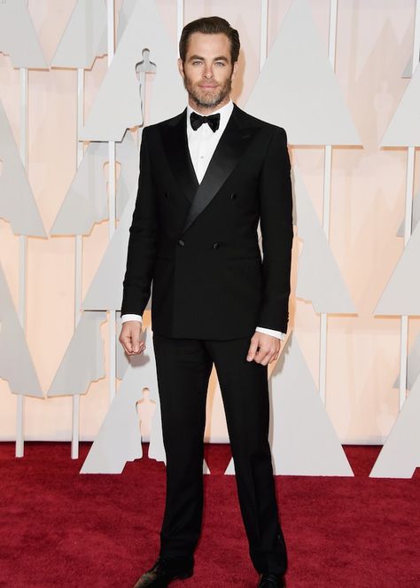 Academy Awards Red Carpet, Double Breasted Tuxedo, Black Tie Attire, Best Dressed Man, Eddie Redmayne, Oscar Dresses, Chris Pine, Tuxedo For Men, Celebrity Red Carpet