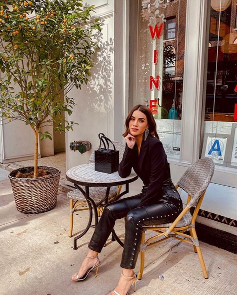 Black Chunky Knit Sweater, Outfits Leggins, Green Turtleneck Sweater, Tight Leather Pants, Leather Pants Outfit, Amy Jackson, Half Shirts, Leather Pants Women, All Black Looks