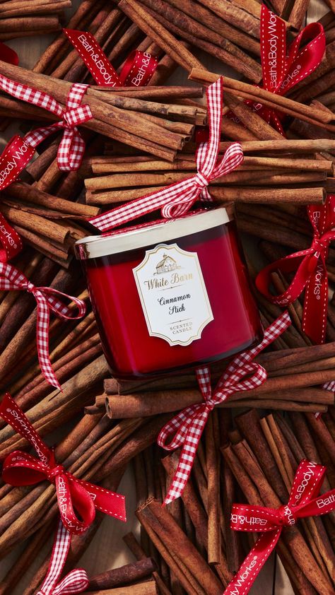 Cinnamon Perfume, Christmas Perfume, Christmas Smells, Christmas Fragrance, Christmas Smell, Bath Body Works Candles, Candles Photography, Christmas Shoot, Christmas Feeling