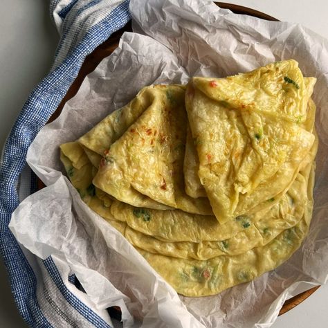 Potato Roti, Guyanese Food, Haitian Recipes, Caribbean Dishes, Guyanese Recipes, Aloo Paratha, Easy Flatbread, Crushed Potatoes, Indian Flat Bread