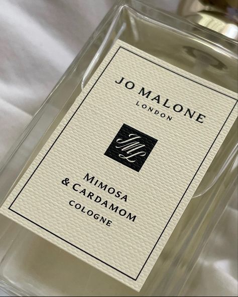 Ja Malone Perfume, Mimosa And Cardamom Jo Malone, Jo Malone Perfume Aesthetic, Jo Malone Perfume Mimosa, Joe Malone Candle Aesthetic, Joe Malone Perfume, Jo Malone Mini Perfume, Joe Malone Candle, Jo Malone Jasmine Sambac And Marigold