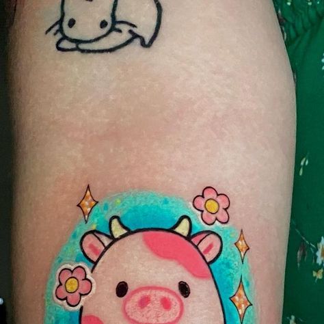 Derrick D’Amico on Instagram: "🍓 + 🐮 squishmallow I got to do !! I’m looking for more to do! . . . . . #tattoos#tattoo#art#artist#color#colors#squishmallows#squishmallowsquad#squishy#squish#cute#cutetattoo#cow#cowtattoo#strawberry" Squishmallow Tattoo Ideas, Mushroom Cow Tattoo, Cow Squishmallow Painting, Squishmallow Tattoo, Strawberry Cow Tattoo, Cow Squishmallow Collection, Pink Squishmallow Cow, Cow Tattoo, Cute Tats