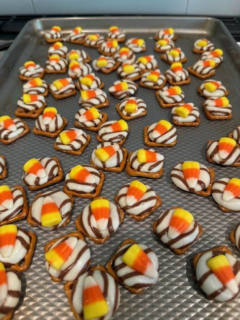 Here's how to make candy corn pretzel bites using three easy ingredients! These are festive and get people ready for fall! Candy Corn Pretzel Bites, Pretzel Candy, Christmas Pretzel, How To Make Candy, Christmas Pretzels, Chicken Minis, Corn Snacks, Yellow Candy, Caramel Candy