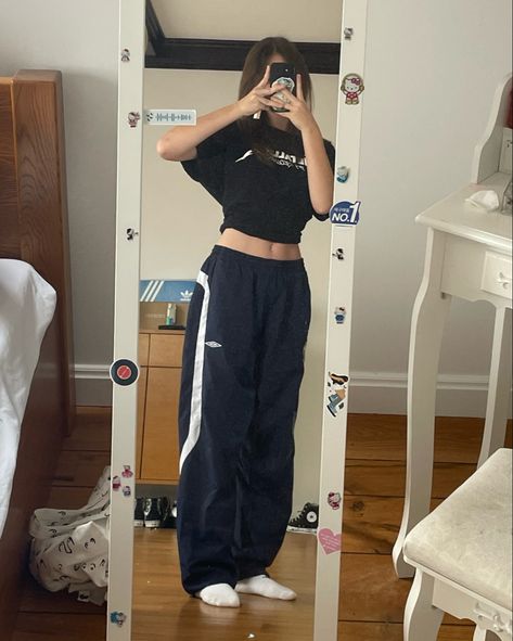 Baggy Nike Pants Outfit, Sporty Baggy Outfit, Eminem Inspo Outfit, Modern Hip Hop Aesthetic, Eminem Fashion Style, Dancer Outfits Baggy, Eminem Outfits Ideas, Eminem Clothing Style, Dancing Outfits Aesthetic