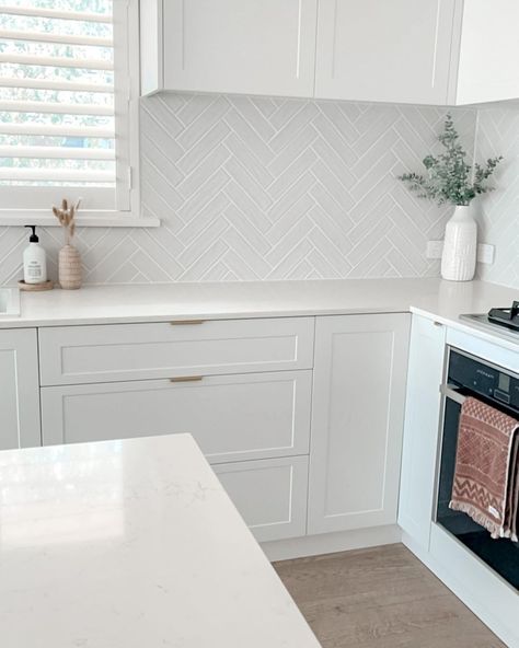 Hamptons House Interior, White Kitchen Interior Design, Herringbone Kitchen, Hamptons Kitchen, Kitchen Splashback Tiles, Modern Hampton, Herringbone Tile, White Kitchen Design, 2024 Color