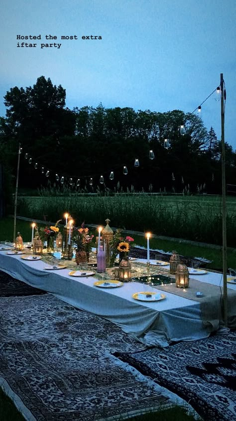 Iftar Dinner Table, Iftar Decoration Ideas, Iftar Party Decorations, Iftar Party Ideas, Ramadhan Activities, Eid Party Ideas, Picnic Style Party, Ramadan Dinner, Ramadan Table Setting