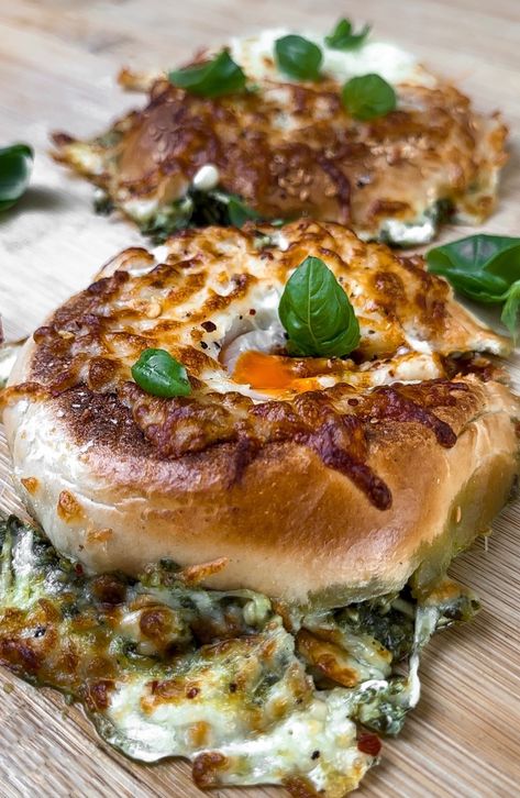 Egg Bagel Recipe, Mozzarella Breakfast, Egg And Cheese Bagel, Recipes With Mozzarella Cheese, Egg Bagel, Pesto Eggs, 30g Protein, Cottage Cheese Eggs, Easy Breakfast Brunch