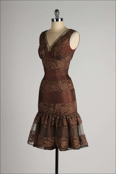 Pretty Brown Dress, Brown Dress Vintage, Lace Brown Dress, Hoco Dresses Vintage, Brown Prom Dress Aesthetic, Brown Dress Prom, Brown Homecoming Dress, Brown Vintage Evening Dress, Brown Dress Formal