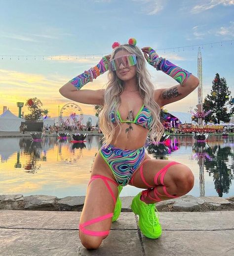 Rave Pose Ideas, Edc Picture Ideas, Rave Poses Instagram, Rave Festival Outfit Ideas Edm, Rave Pictures Ideas, Diy Rave Outfits Ideas, Rave Totem Ideas, Rave Poses, Rave Photoshoot