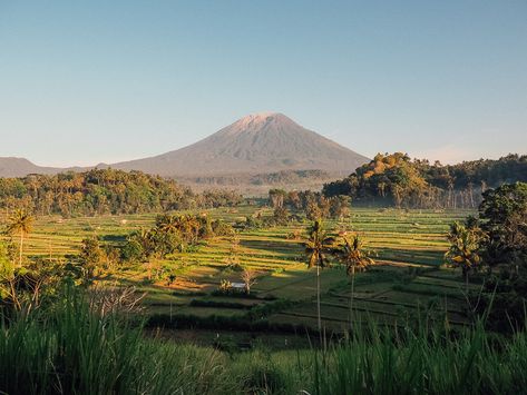 MOUNT AGUNG SUNRISE VIEWPOINT IN BALI - Jonny Melon Bali Landscape, Mount Agung, Indonesia Scenery Landscape, Mount Agung Bali, Bali Waterfalls, Bali Itinerary, Bali Beaches, Bali Travel Guide, Adventure Guide