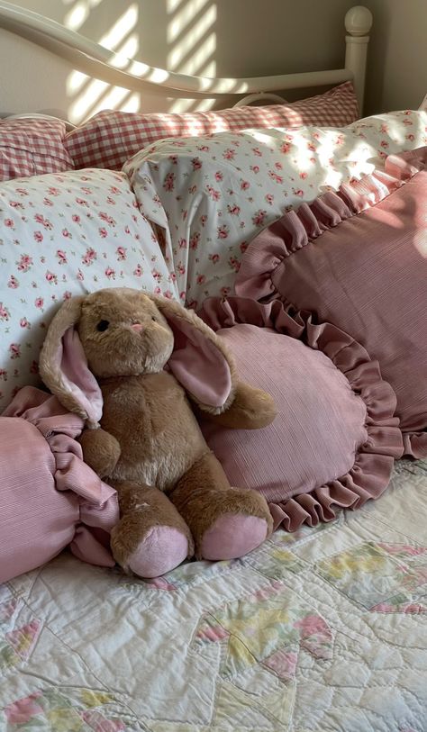 Brandy Melville Bedroom, Brandy Melville Room, Pink Plushies, Wallpaper In Home, Cute Aesthetic Rooms, Pink Plushie, Girly Bedrooms, Rock Wallpaper, Girly Room